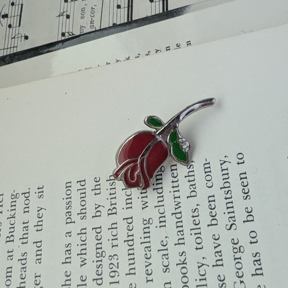 Elegant Red Rose Silver Brooch - Picture 7 of 7